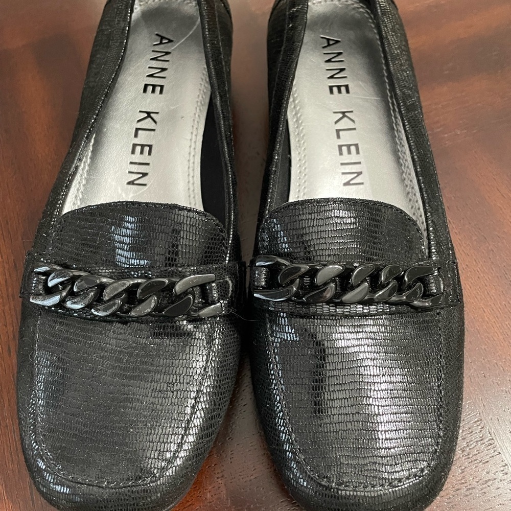 Anne Klein women’s size 6.5 medium black Loafer with metal black chain